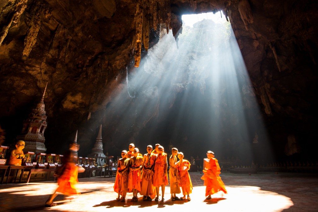 گروهی از راهبان جوان از غار khao luang در شمال phetchaburi (شهری در تایلند) دیدن كرده اند