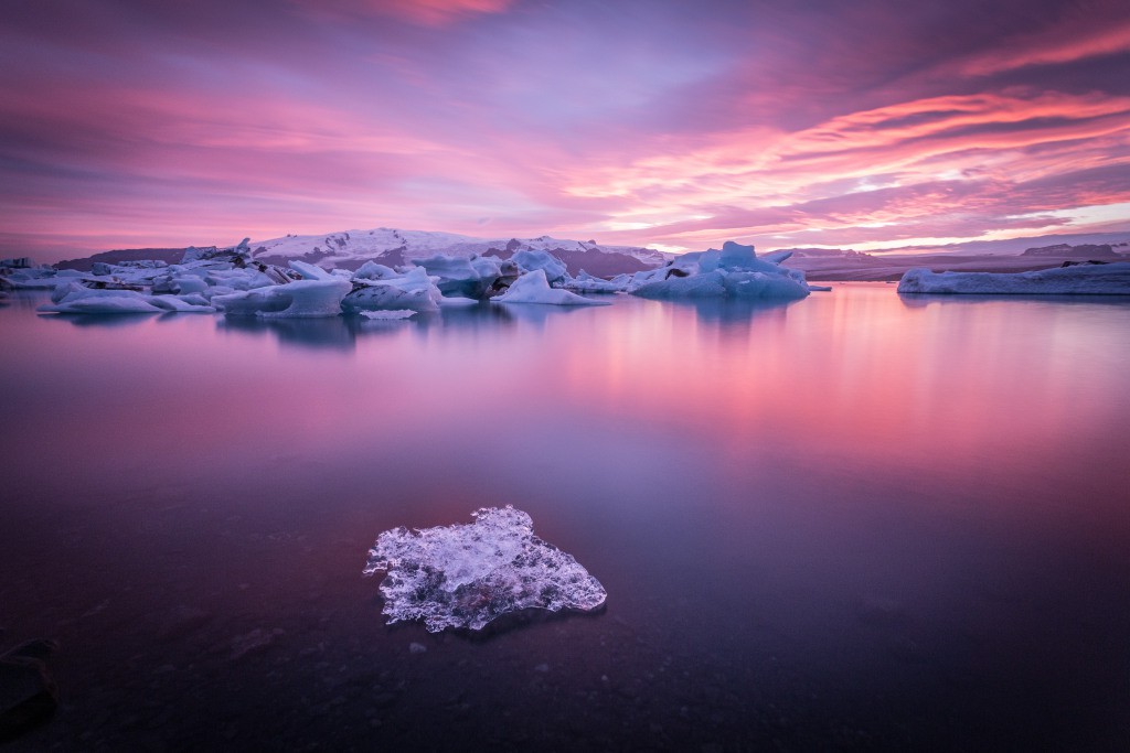 غروب  زیبا و رنگارنگ ایس برگ شناور در تالاب یخی jokusarlan در ایسلند است. در این روز هوا ابری بوده و ایجاد غروبی به این زیبایی غیر قابل پیش بینی بوده است. وقتی آنجا بودیم احساس می‌كردیم در رویا هستیم