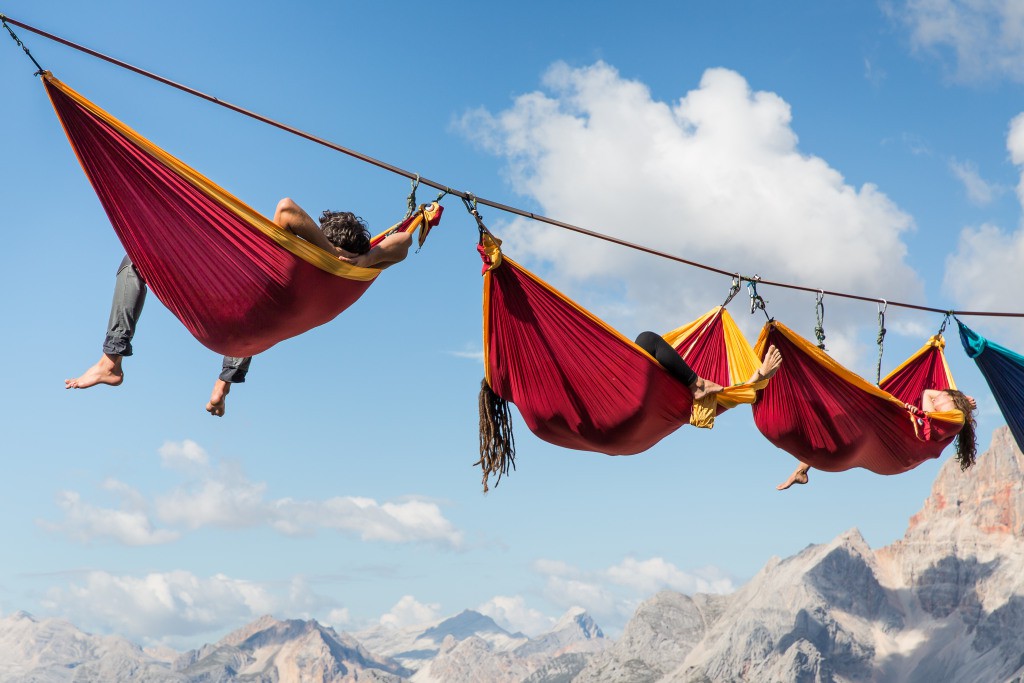 افراد درننوهایی در ارتفاع 40 متری زمین استراحت می‌كنند. این اتفاق هر ساله در monte piana می‌افتد. برای بعضی افراد این وضعیت شبیه كابوس است كه در چنین فاصله‌ای نسبت به زمین، از طنابی اویزان باشند. اما برای بعضی دیگر راهی برای استراحت كردن است.