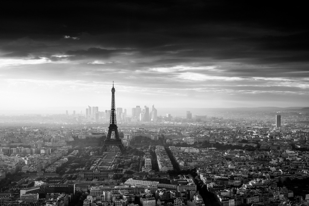 نسخه سیاه وسفید پاریس كه از mont parnasse نشان داده شده است. در این عكس می‌خواستم كه شهر در پشت برج ایفل قرار بگیرد. خورشید در حال غروب است كه باعث شده قسمت چپ عكس درخشان‌تر شود.